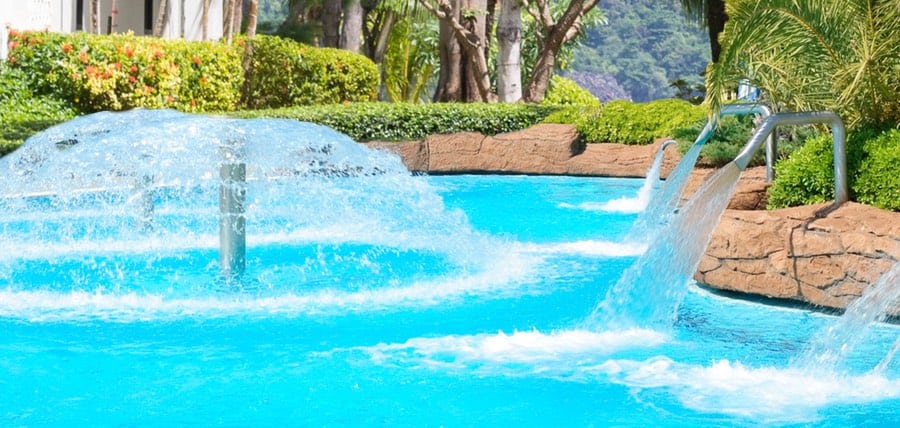 5 Breathtaking Swimming Pool Water Features